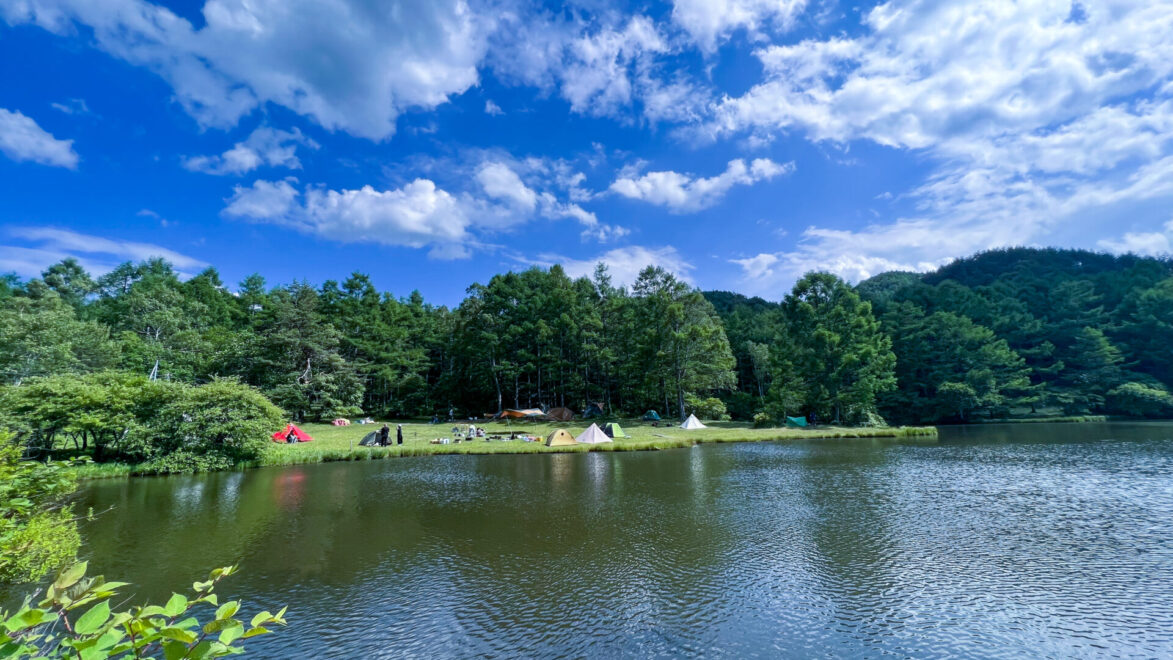 千代田湖キャンプ場の幻想的な湖を前に、深い静けさに包まれる